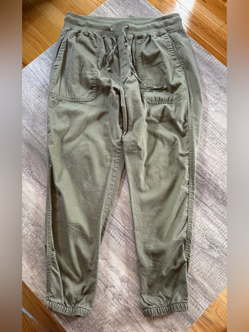 Gap Factory pull on olive green cargo joggers. Medium. EUC.